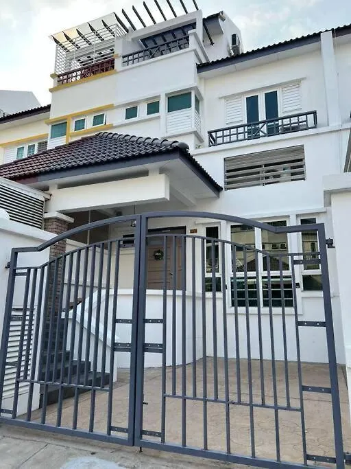Karpalsinghdrive Seaside Georgetown 4R3B3P 15Pax Villa Malaysia